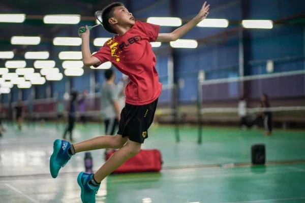 badminton player smashing shuttlecock